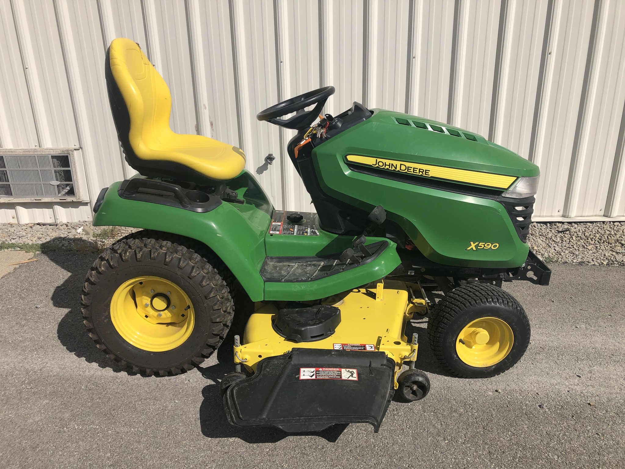 2016 John Deere X590 Image 6
