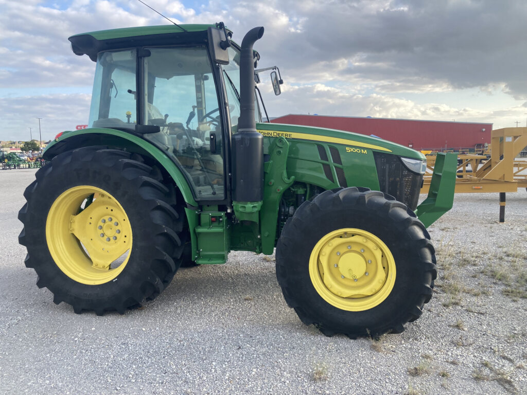 2022 John Deere 5100M Image 3