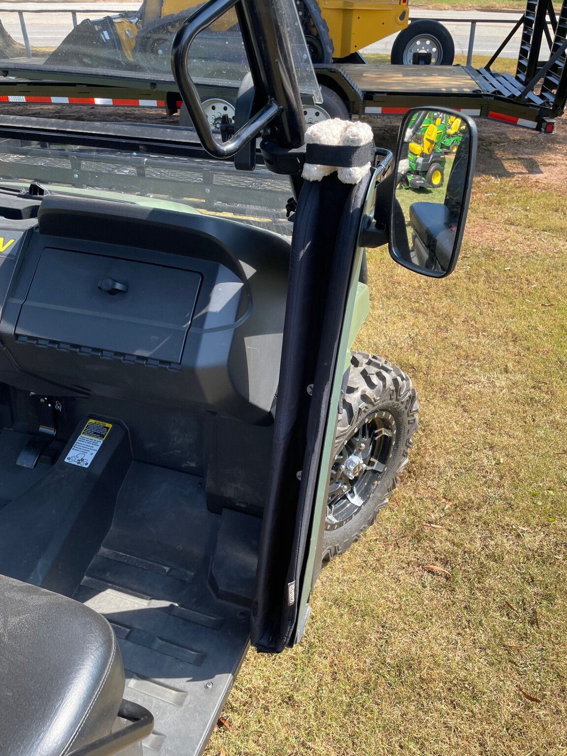 2023 John Deere XUV590M Image 9