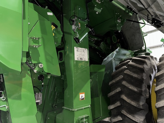 Photo of 2023 John Deere S780