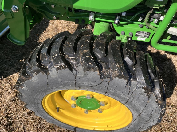 2025 John Deere 3046R - Photo11