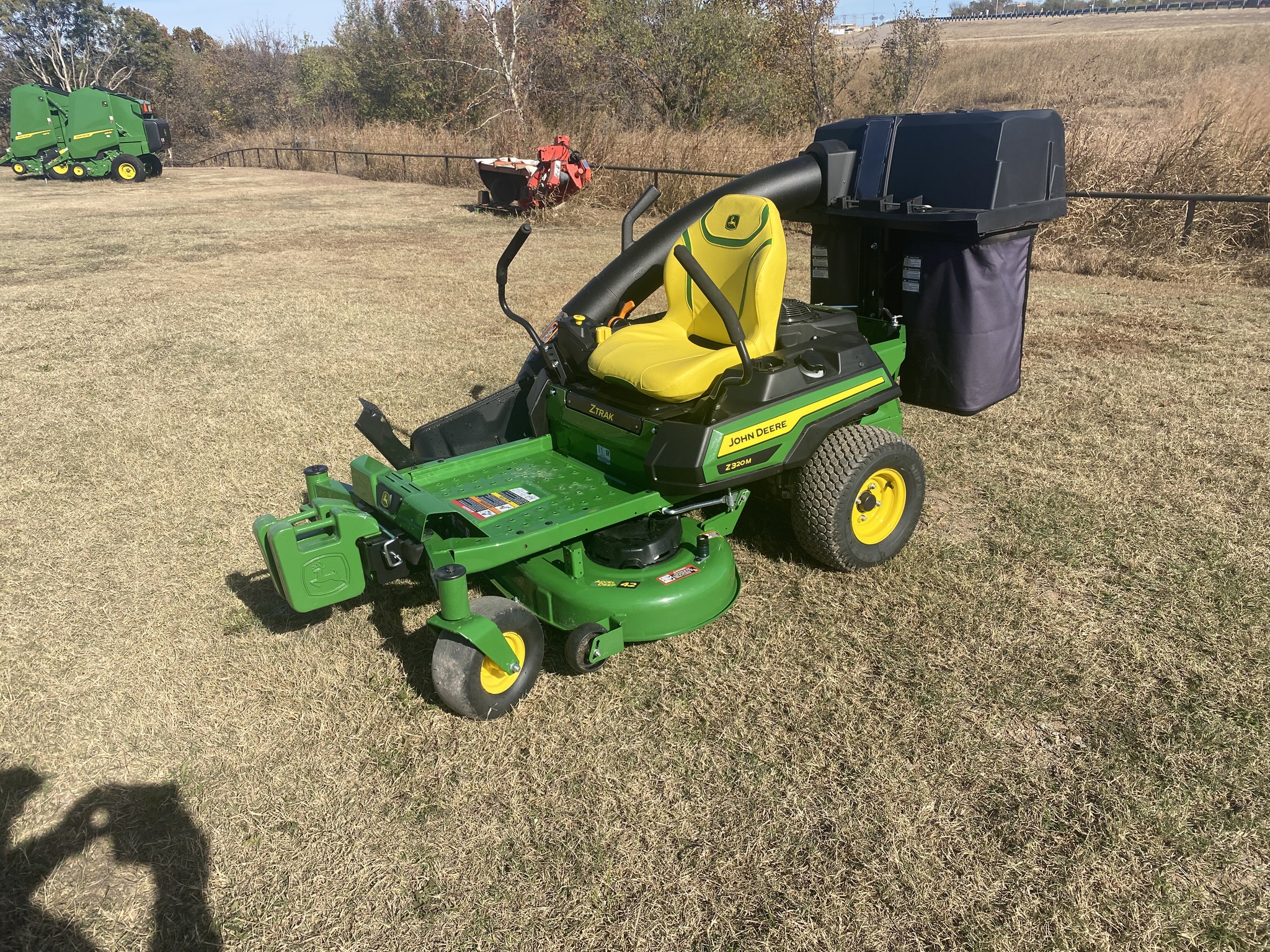 2025 John Deere Z320M Image 3