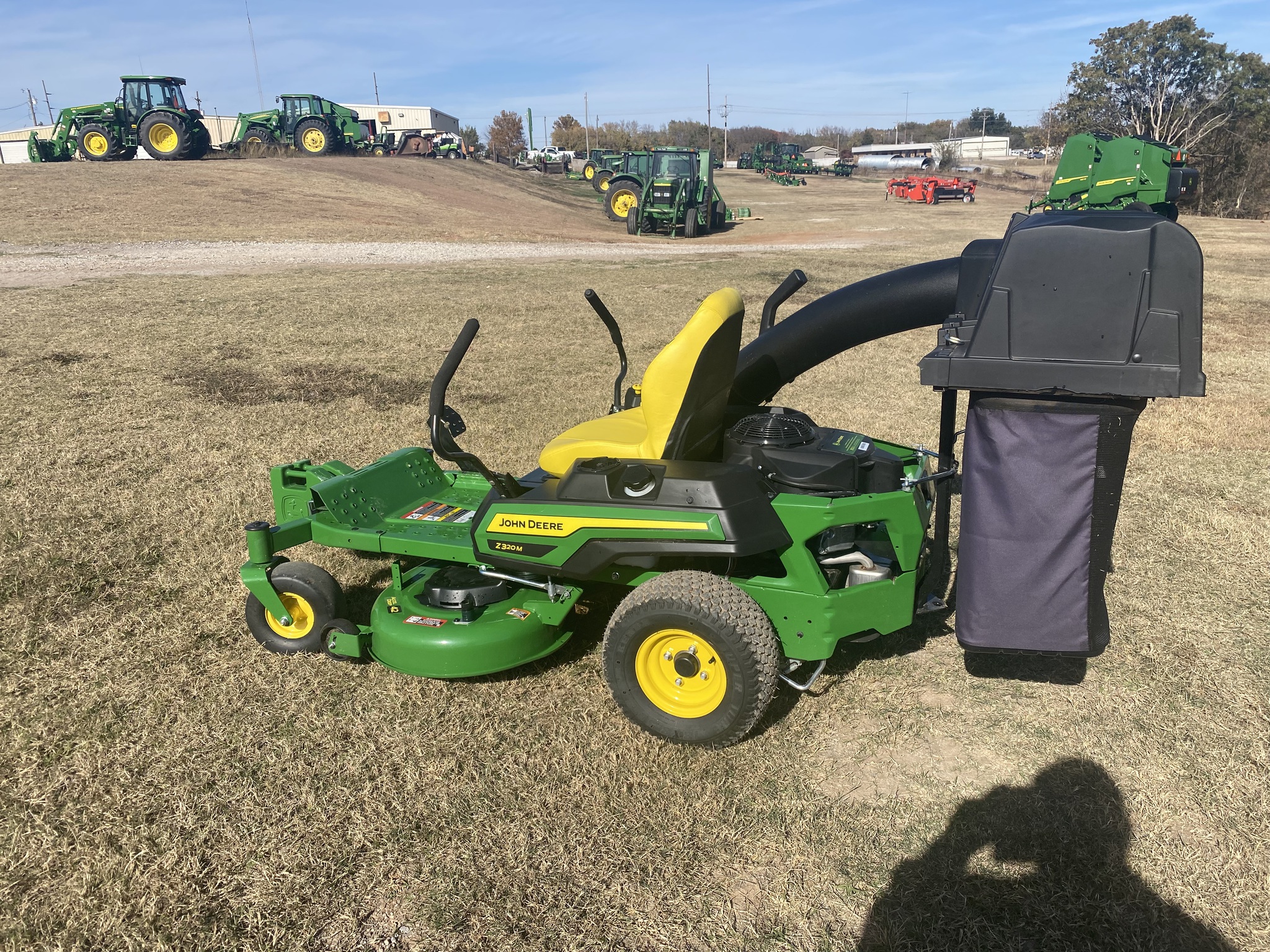 2025 John Deere Z320M Image 4