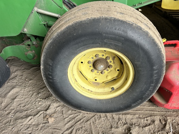 2001 John Deere 567 - Photo25