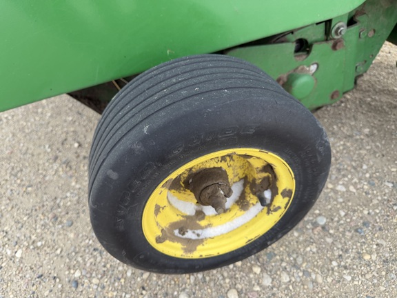 2001 John Deere 567 - Photo10