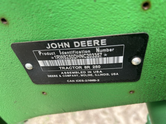 2022 John Deere 8R 250 Photo 3
