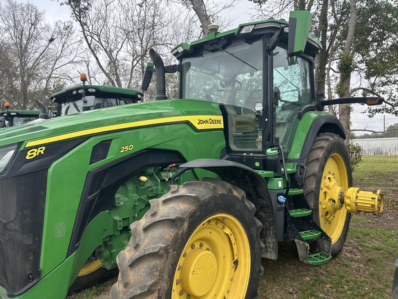 2022 John Deere 8R 250 Photo 7