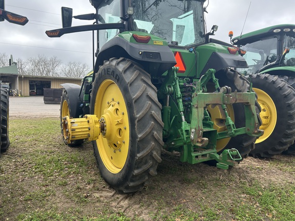 2022 John Deere 8R 250 Photo 2