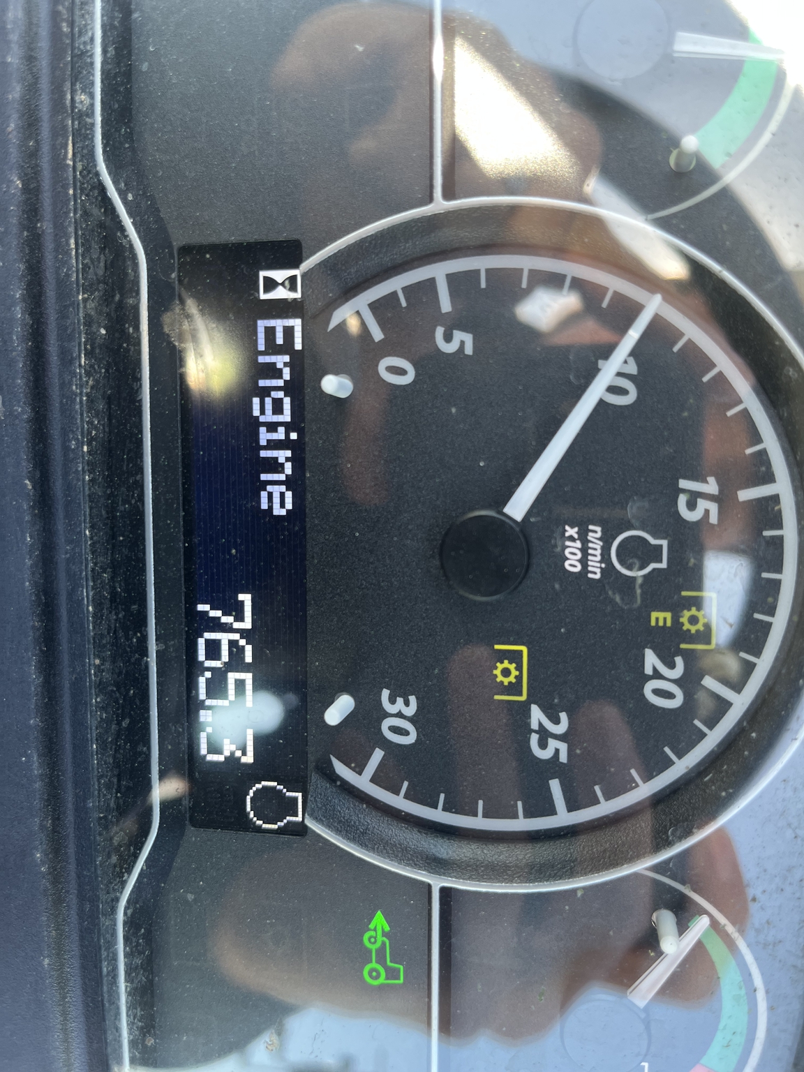 2017 John Deere 2038R Image 11