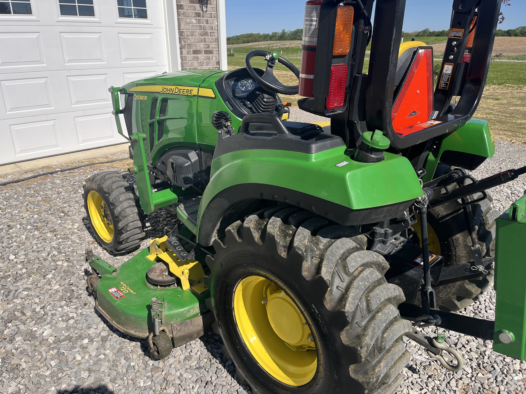 2017 John Deere 2038R Image 3