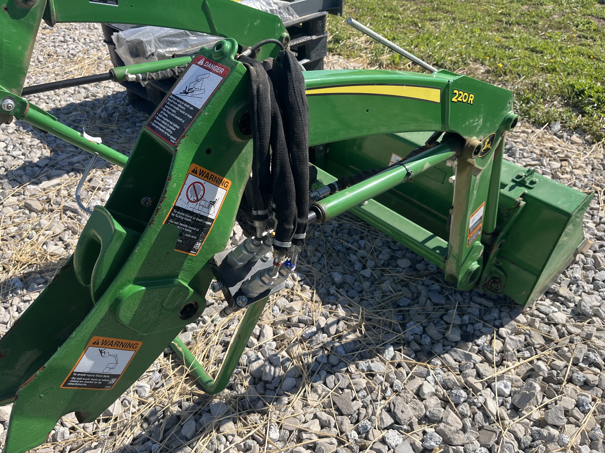 2017 John Deere 2038R Image 9