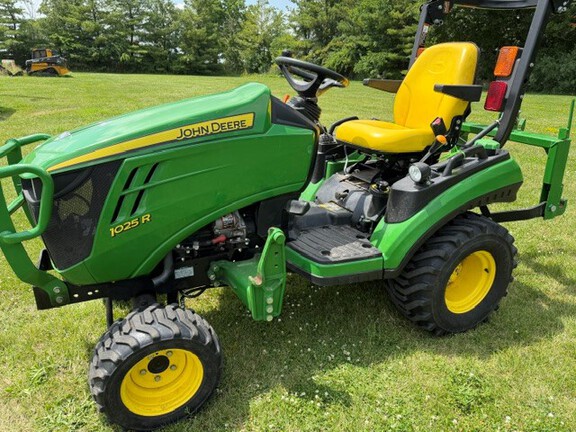 Photo of 2015 John Deere 1025R
