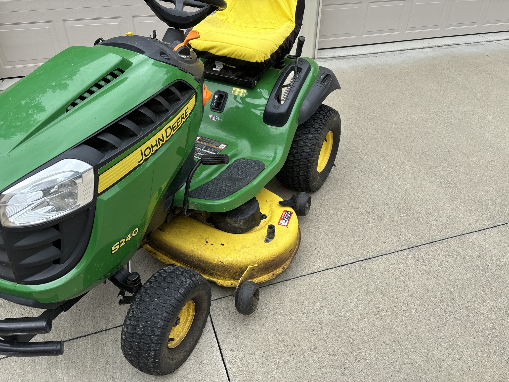 Used 2015 John Deere S240 Lawn & Garden Tractors at Koenig Equipment in Amelia, OH - PhotoXL3