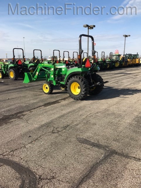 2020 John Deere 2032R Image 2