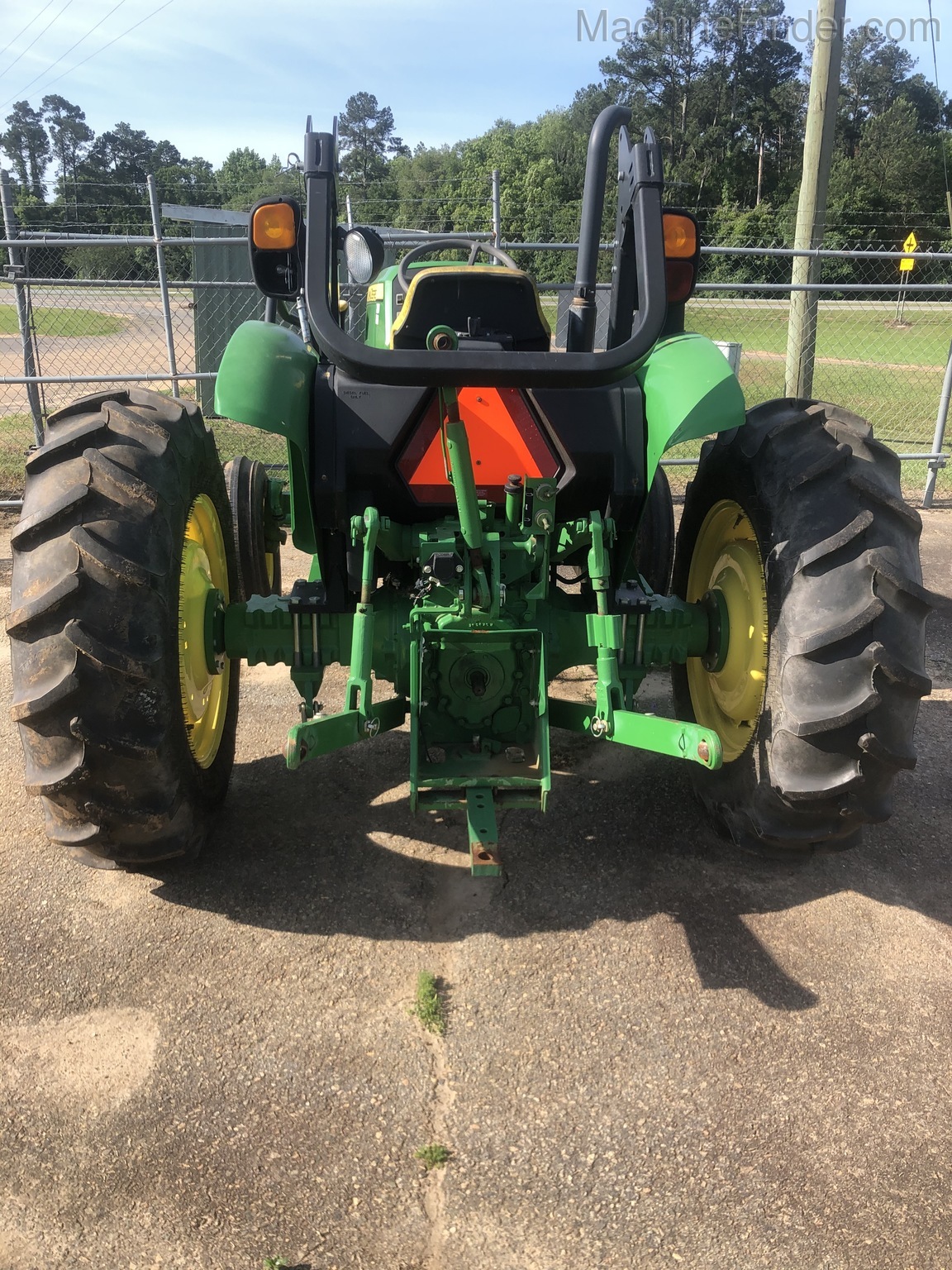 2015 John Deere 5045E Image 4