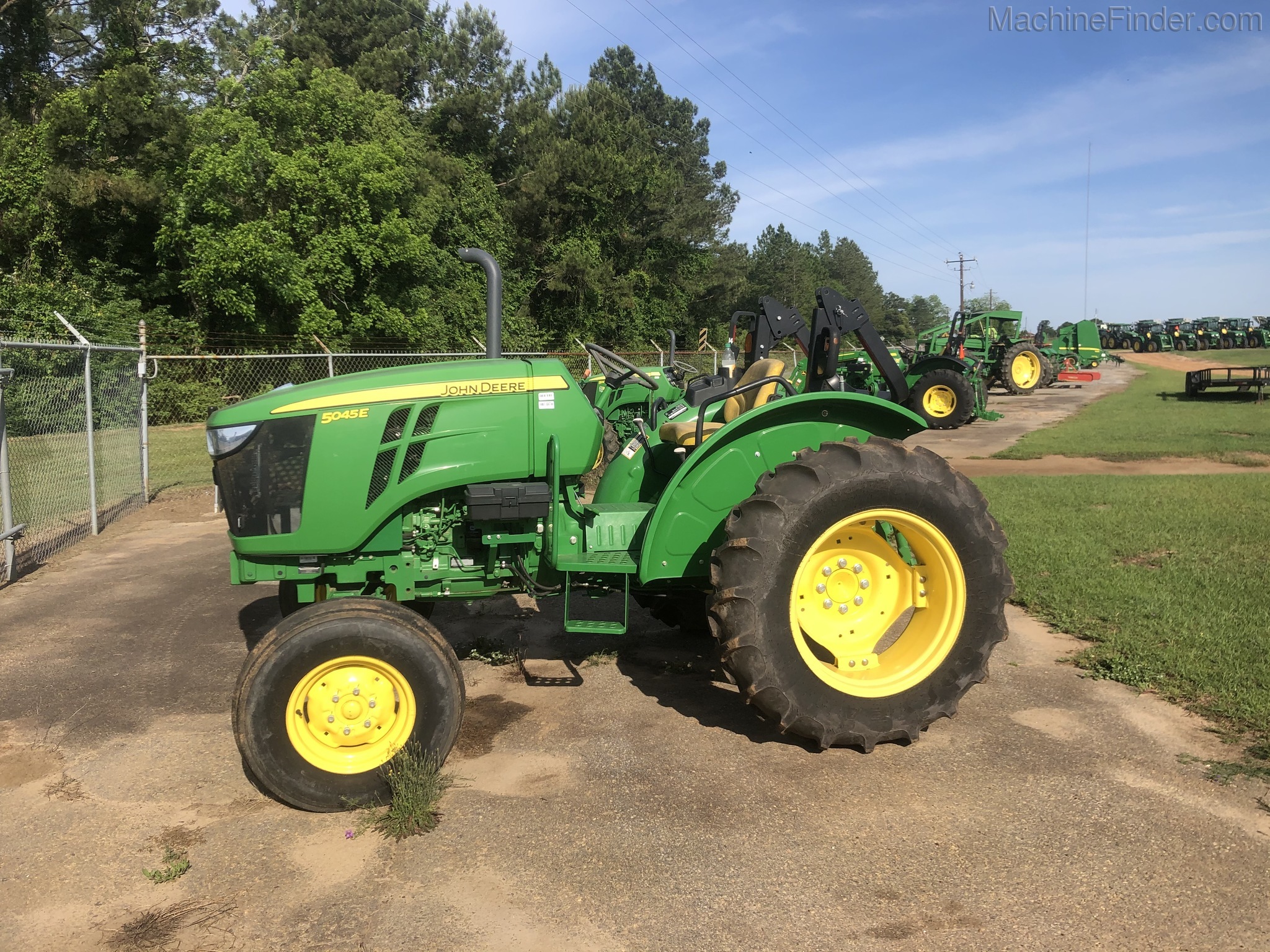 2015 John Deere 5045E Image 1