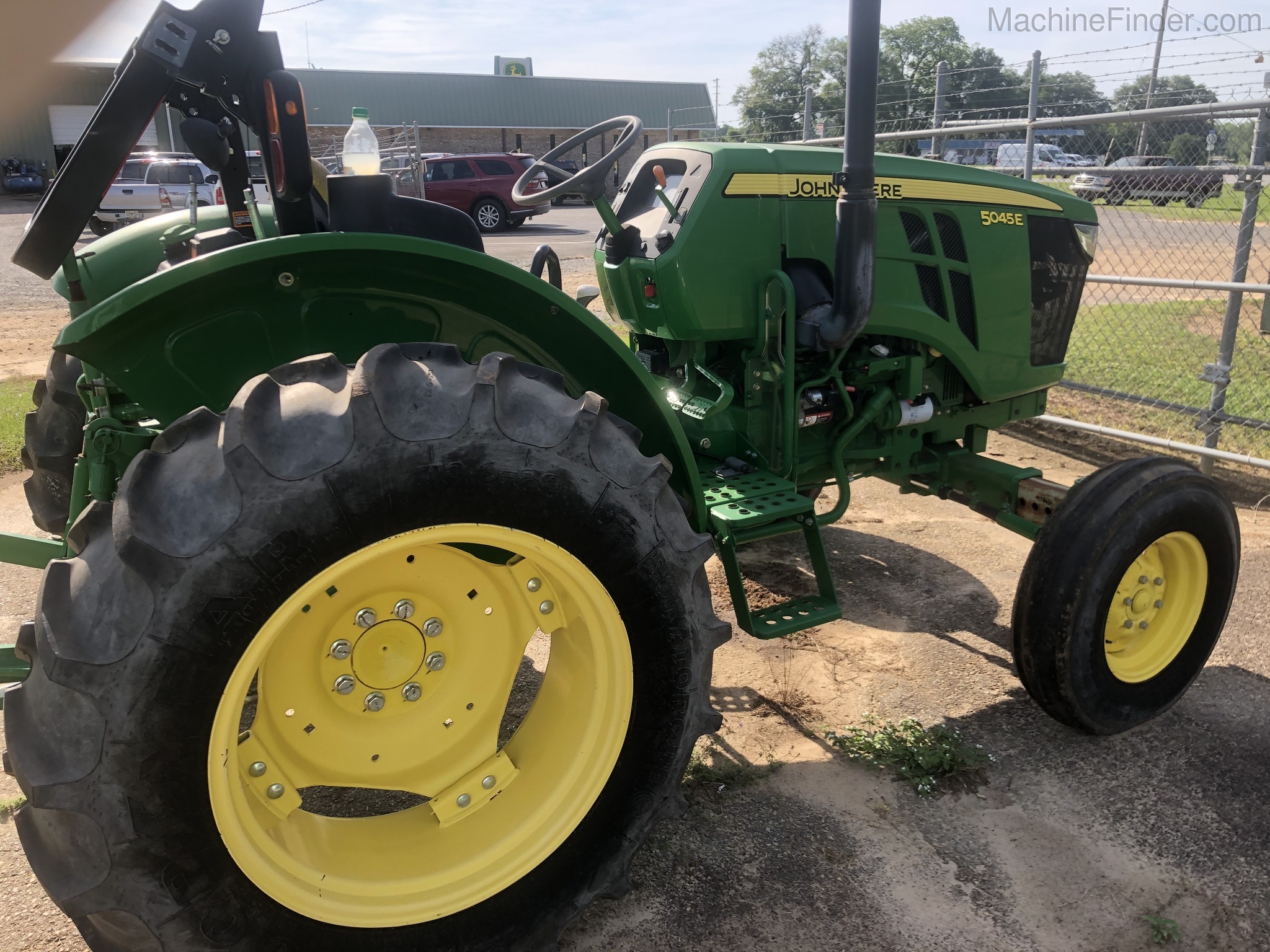 2015 John Deere 5045E Image 3