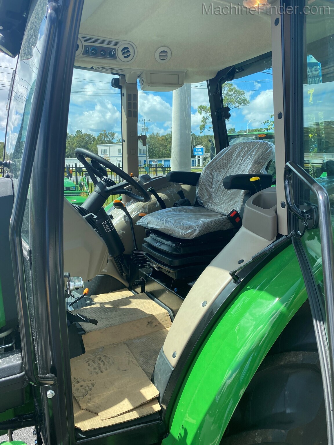 2021 John Deere 5075E Image 6
