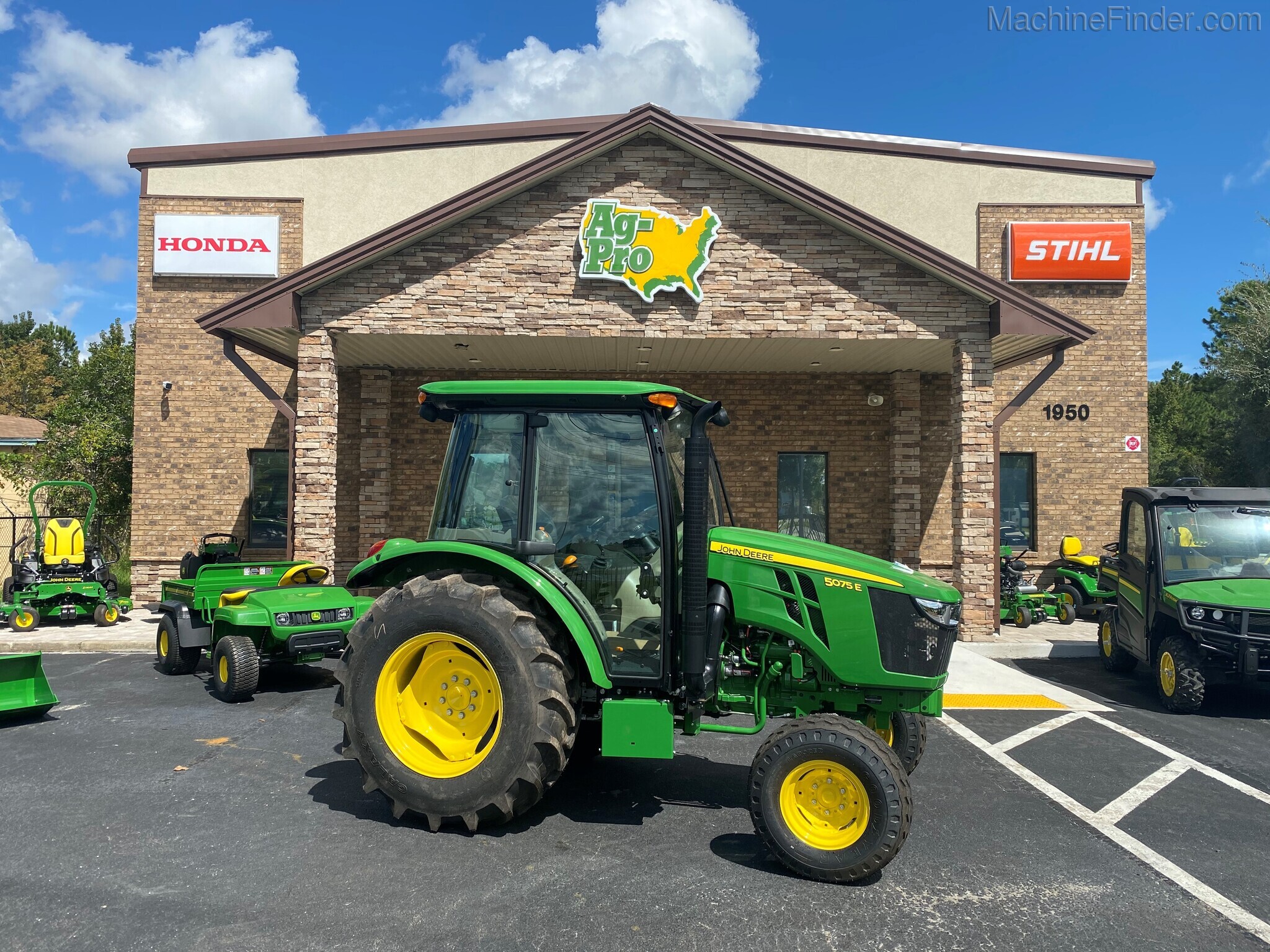 2021 John Deere 5075E Image 1