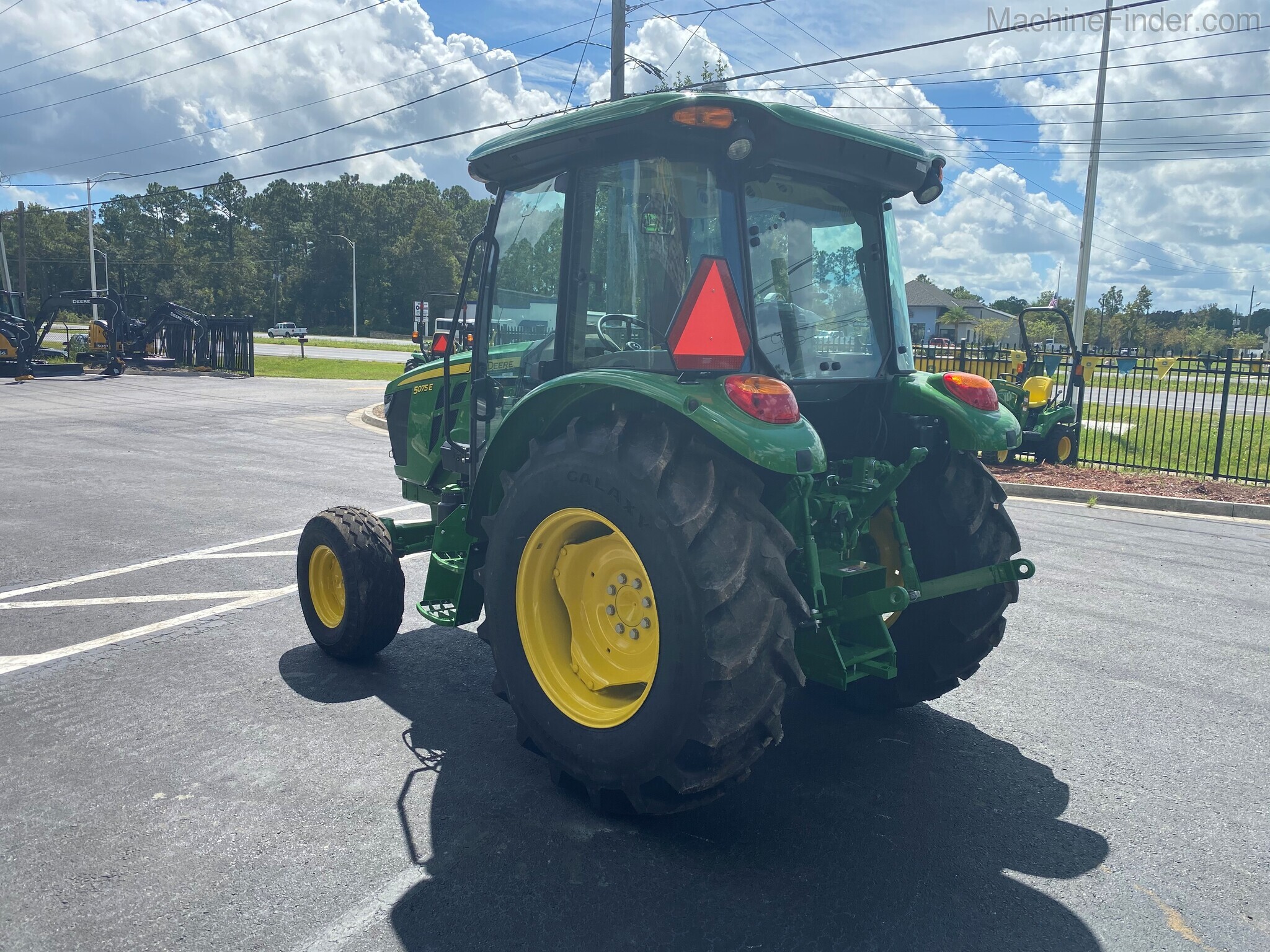 2021 John Deere 5075E Image 5