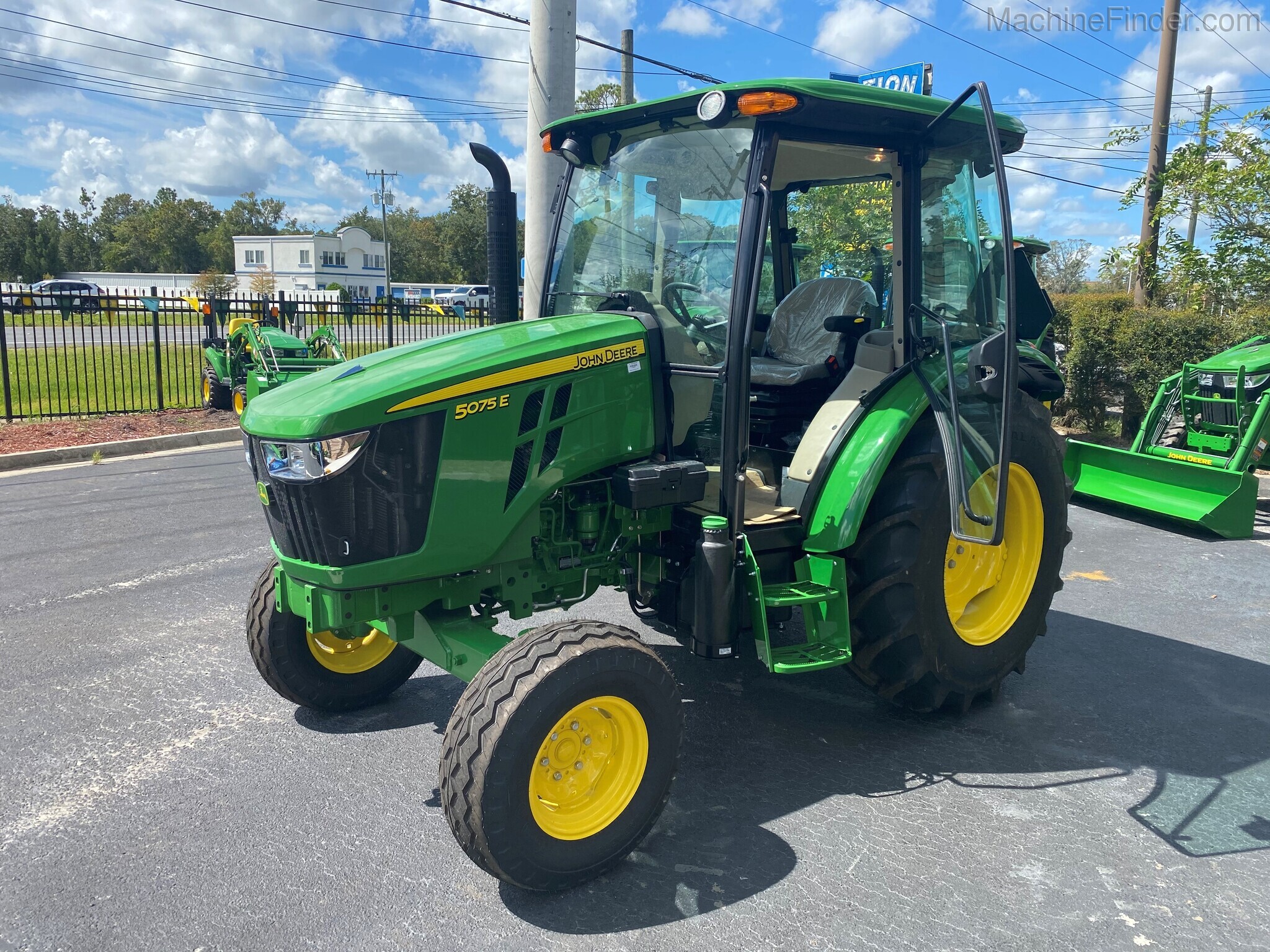 2021 John Deere 5075E Image 7