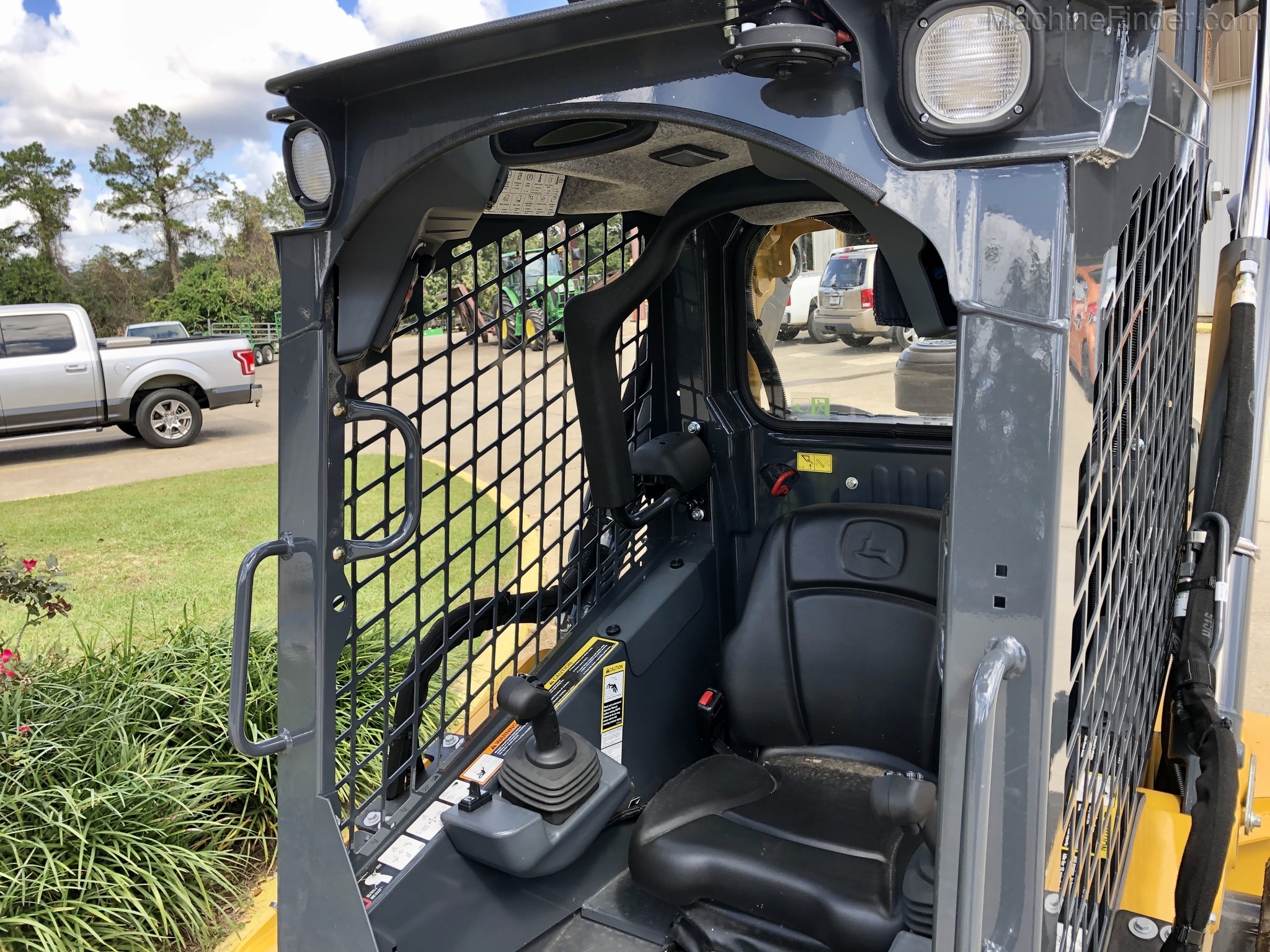 2020 John Deere 325G Image 7