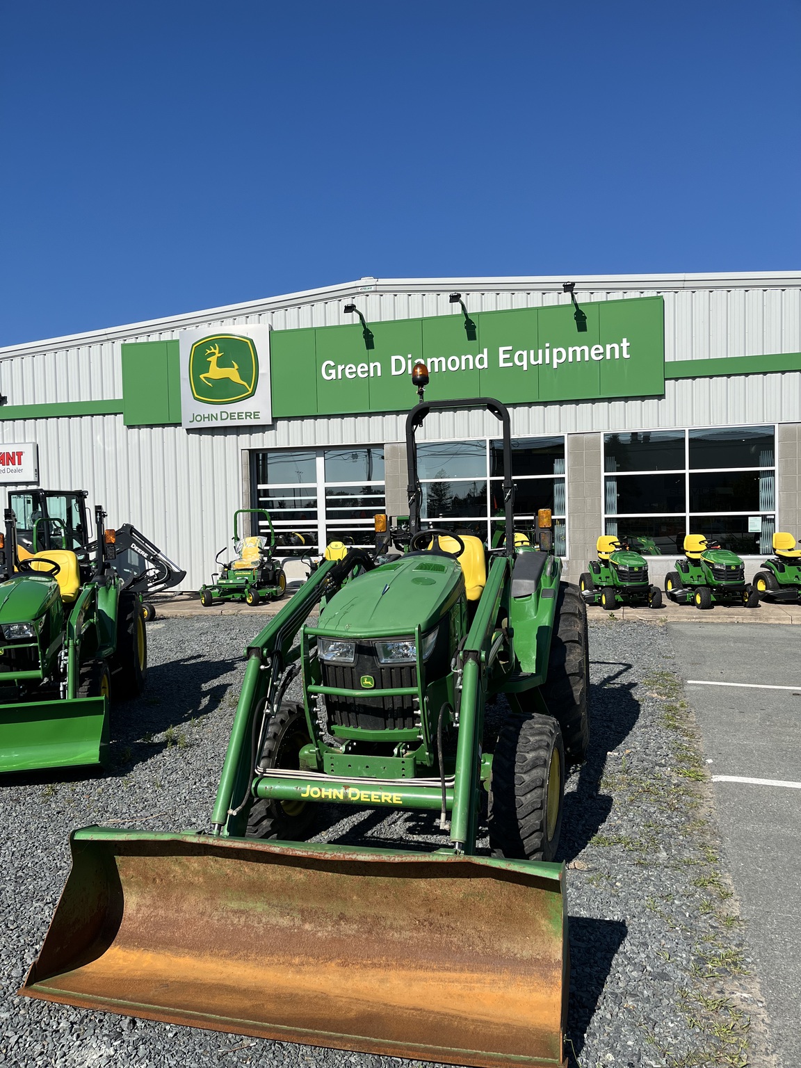 2020 John Deere 4052M Image 8