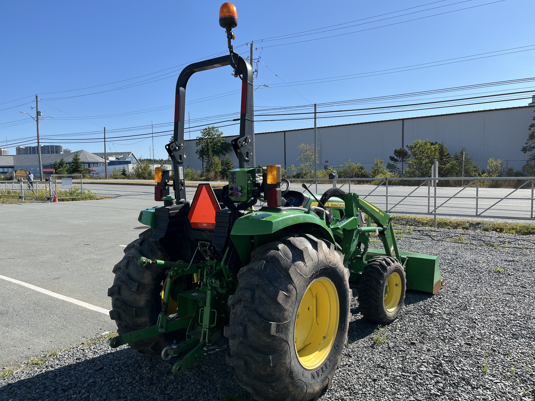 2020 John Deere 4052M Image 5