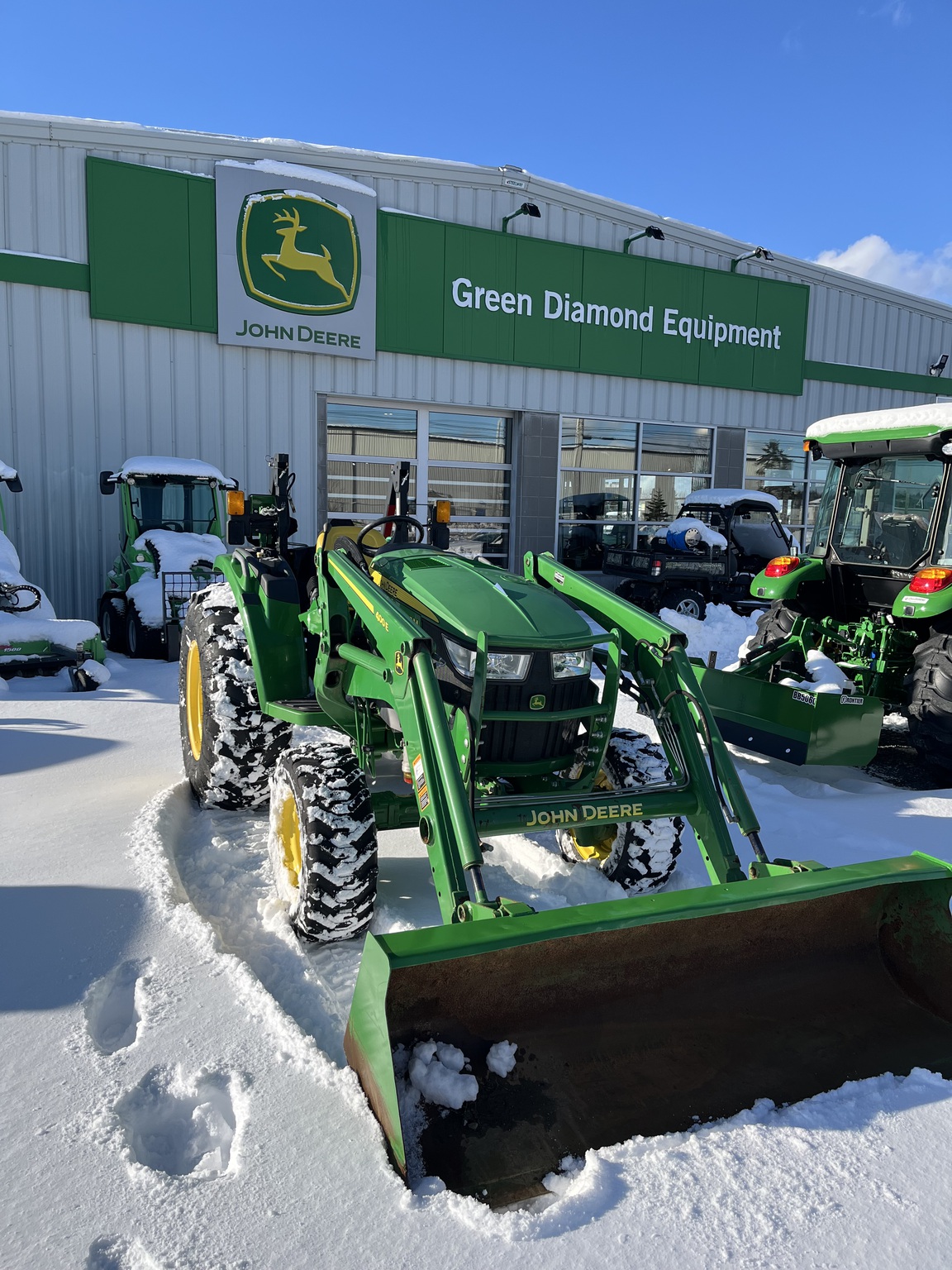 2020 John Deere 4052M Image 1