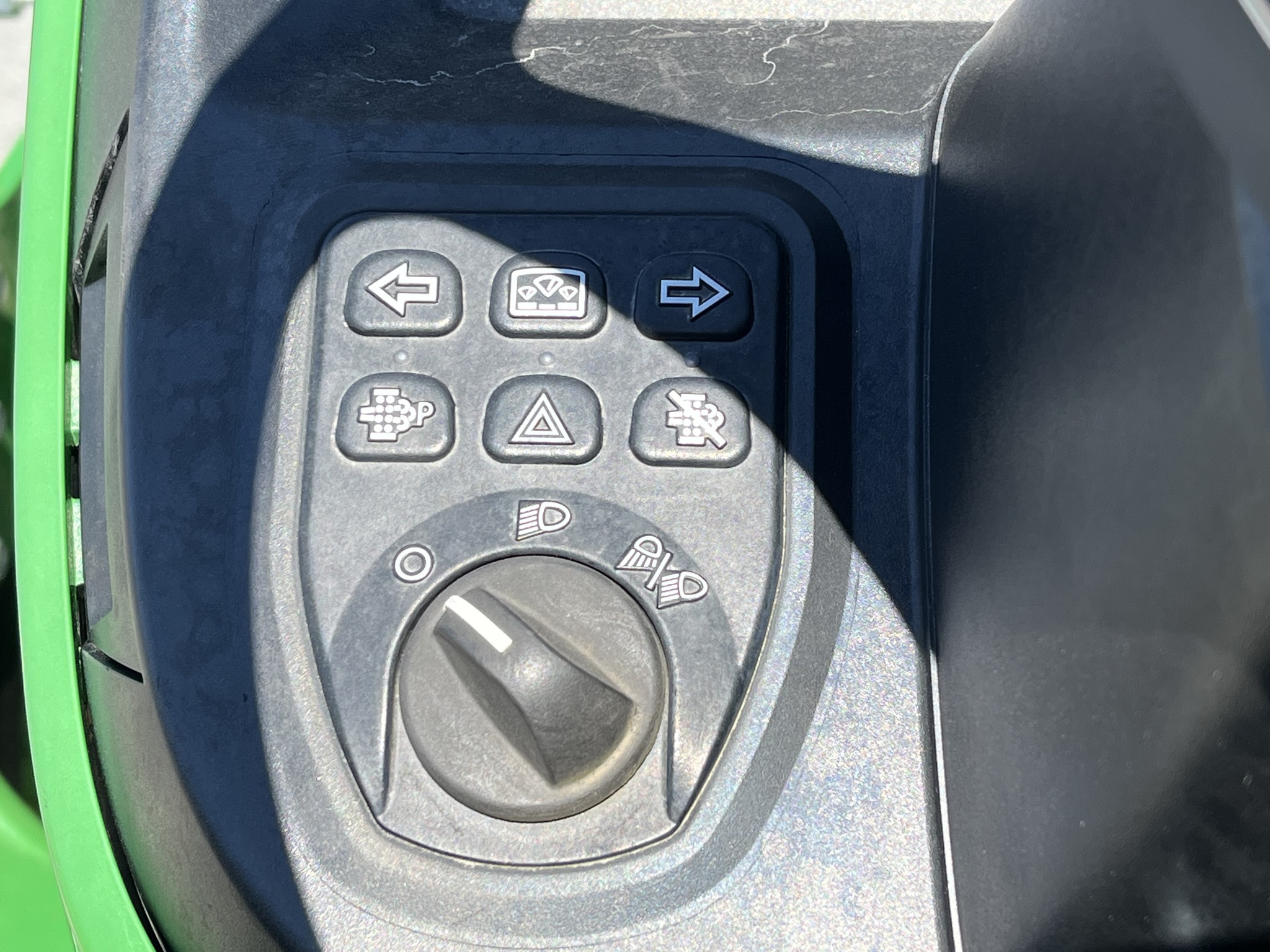 2020 John Deere 4052M Image 14