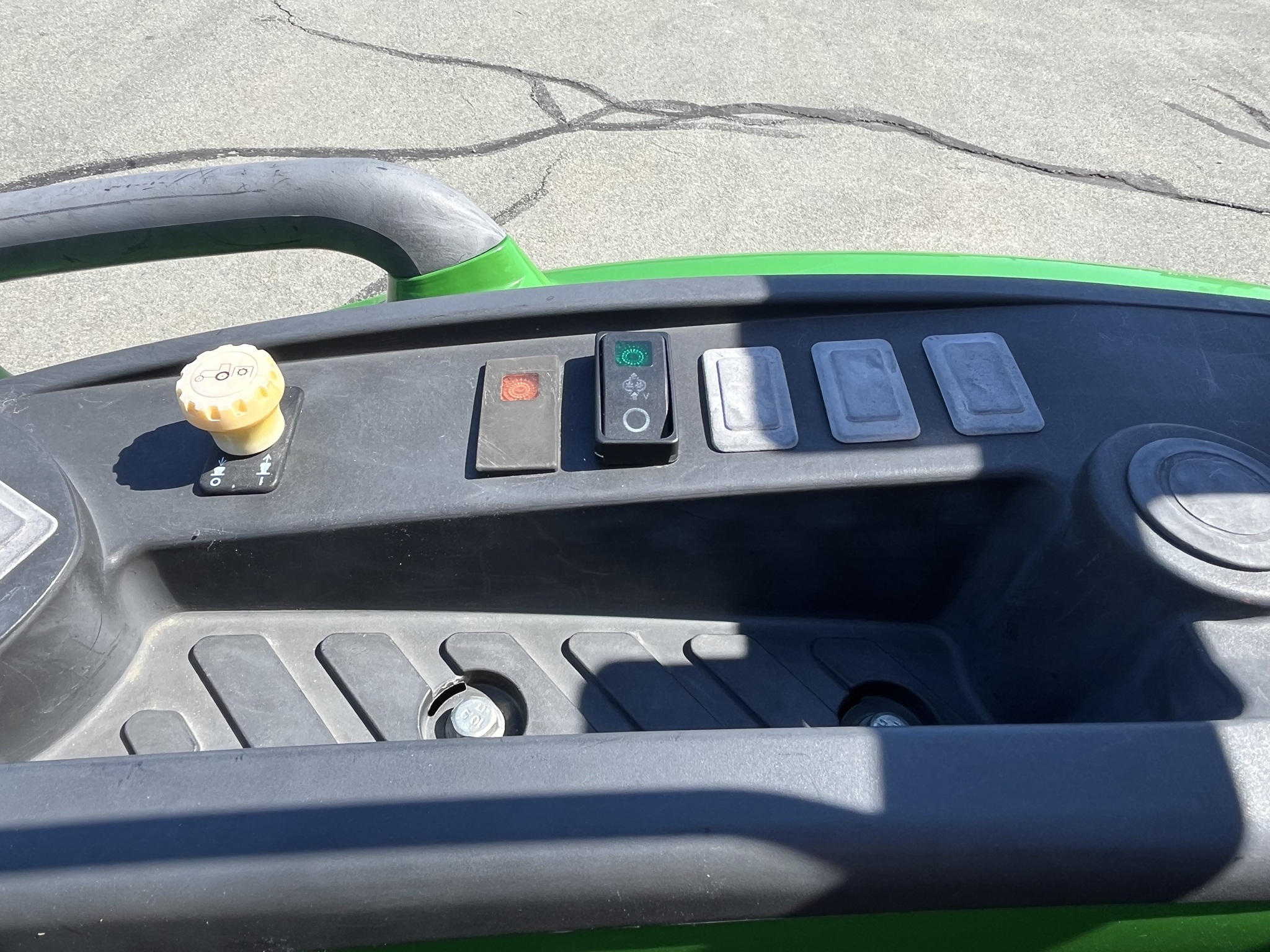 2020 John Deere 4052M Image 13