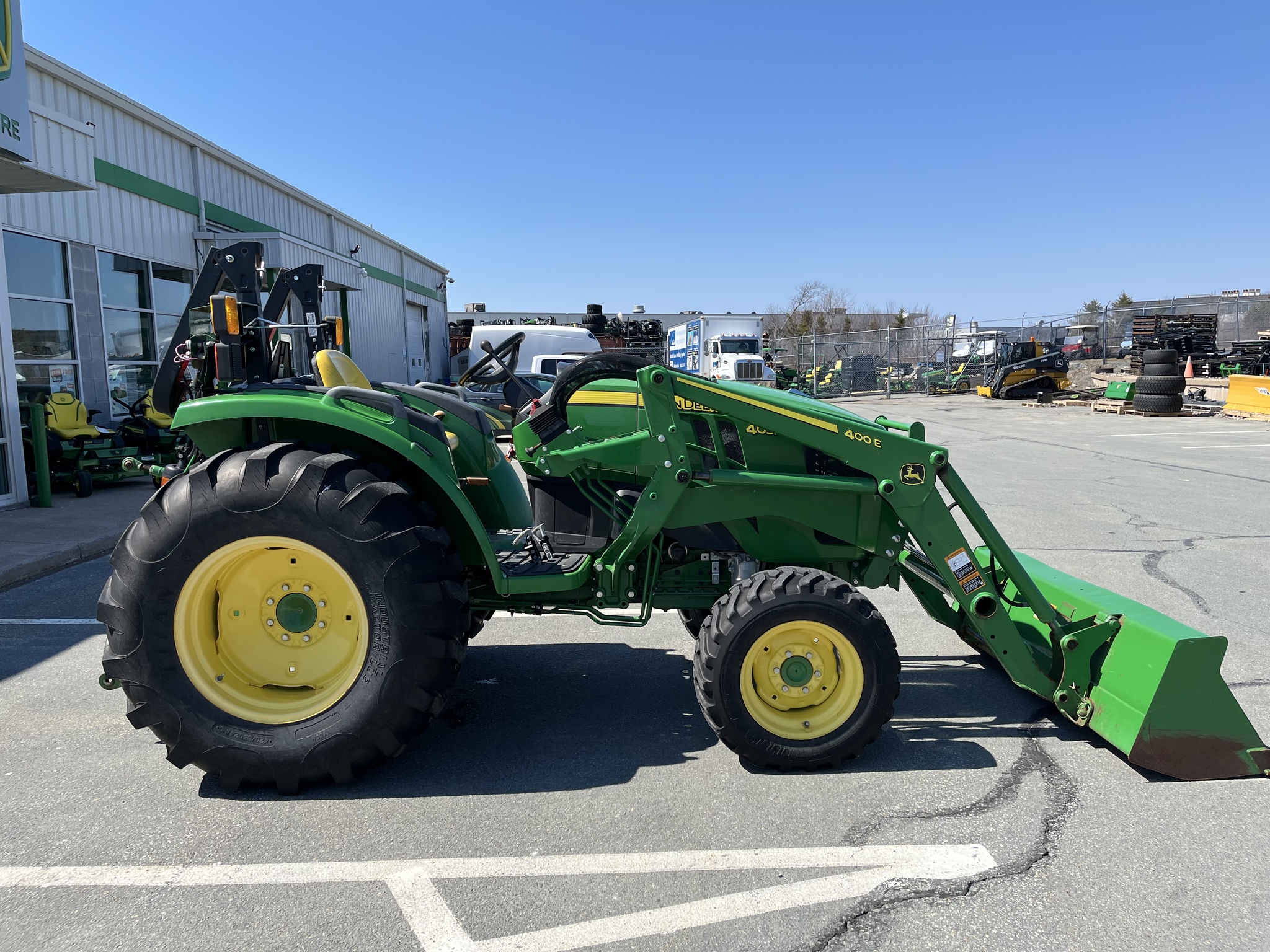 2020 John Deere 4052M Image 8