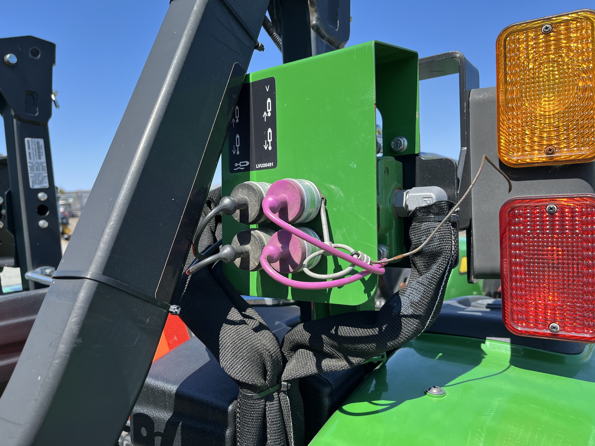 2020 John Deere 4052M Image 9