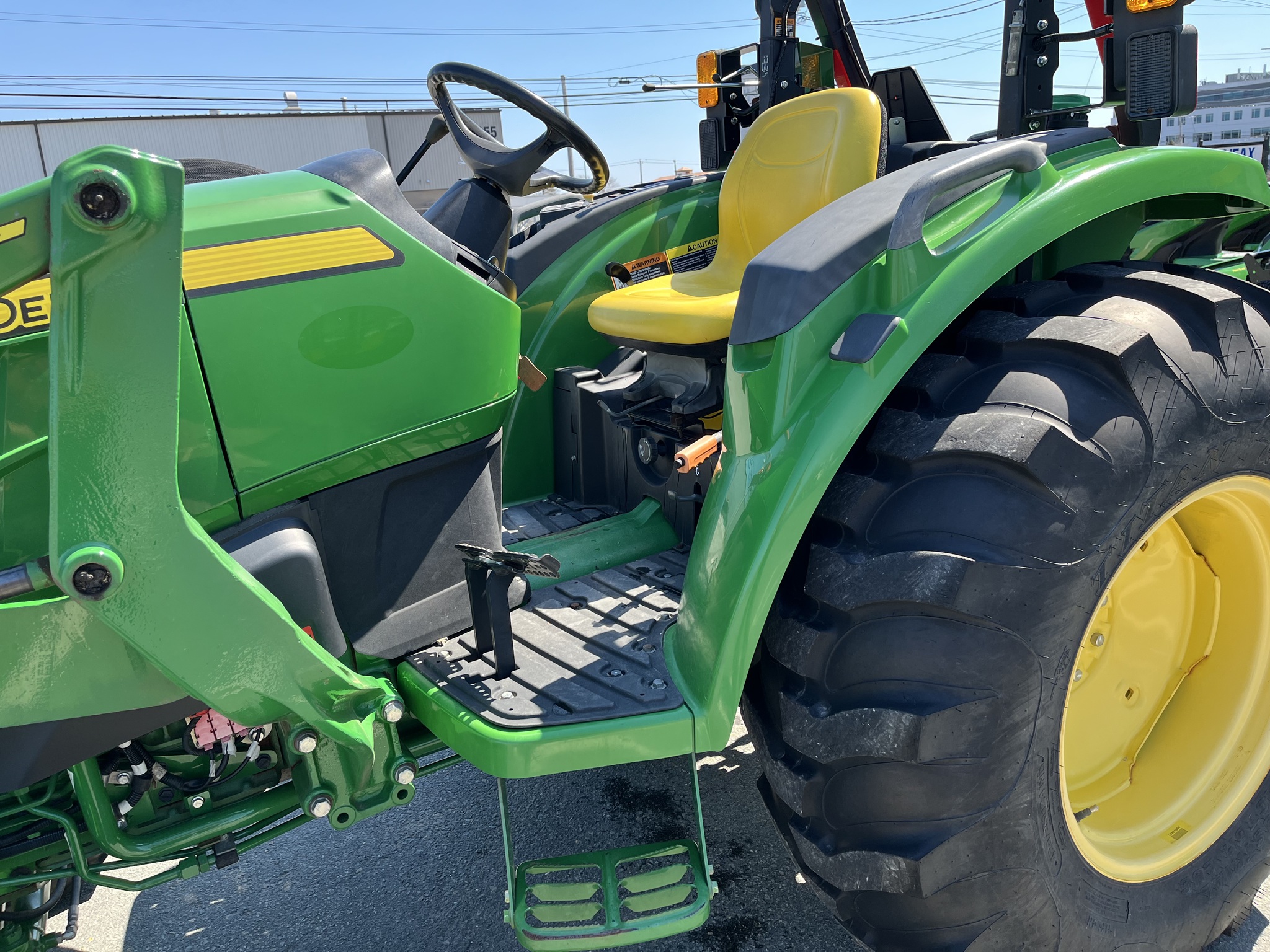 2020 John Deere 4052M Image 12