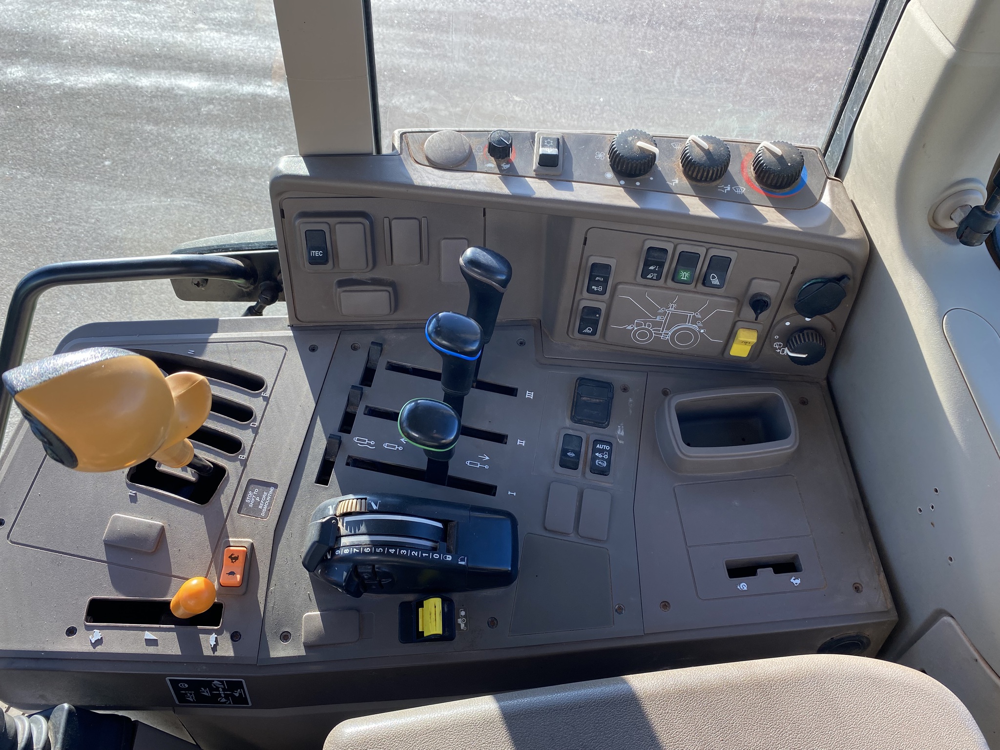 2018 John Deere 6120M Image 9