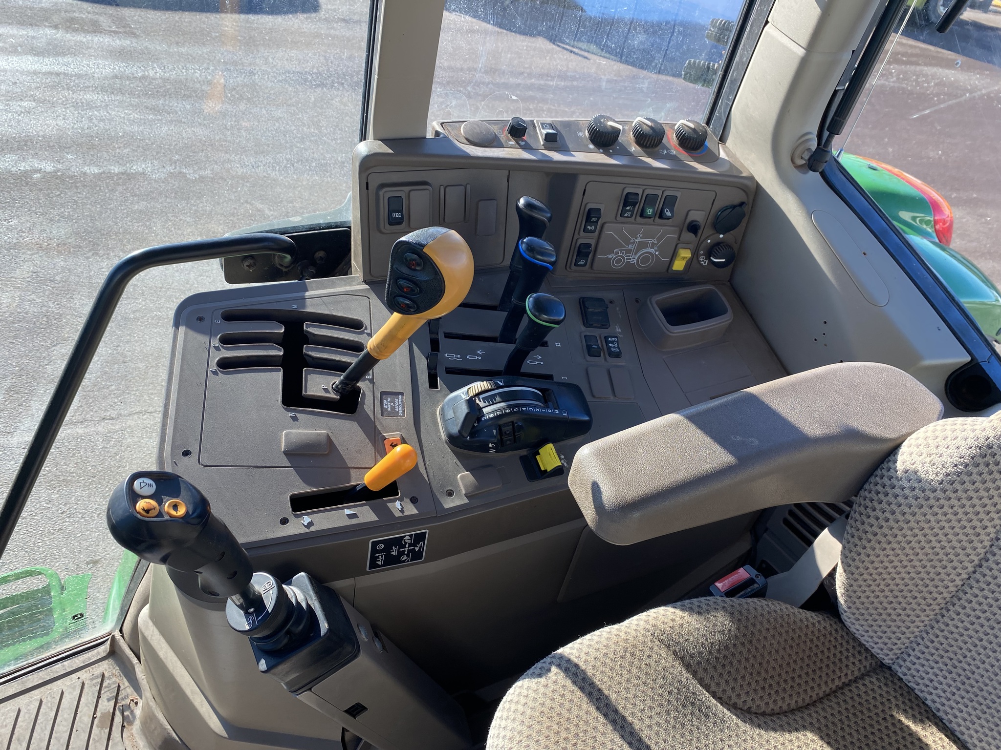 2018 John Deere 6120M Image 10