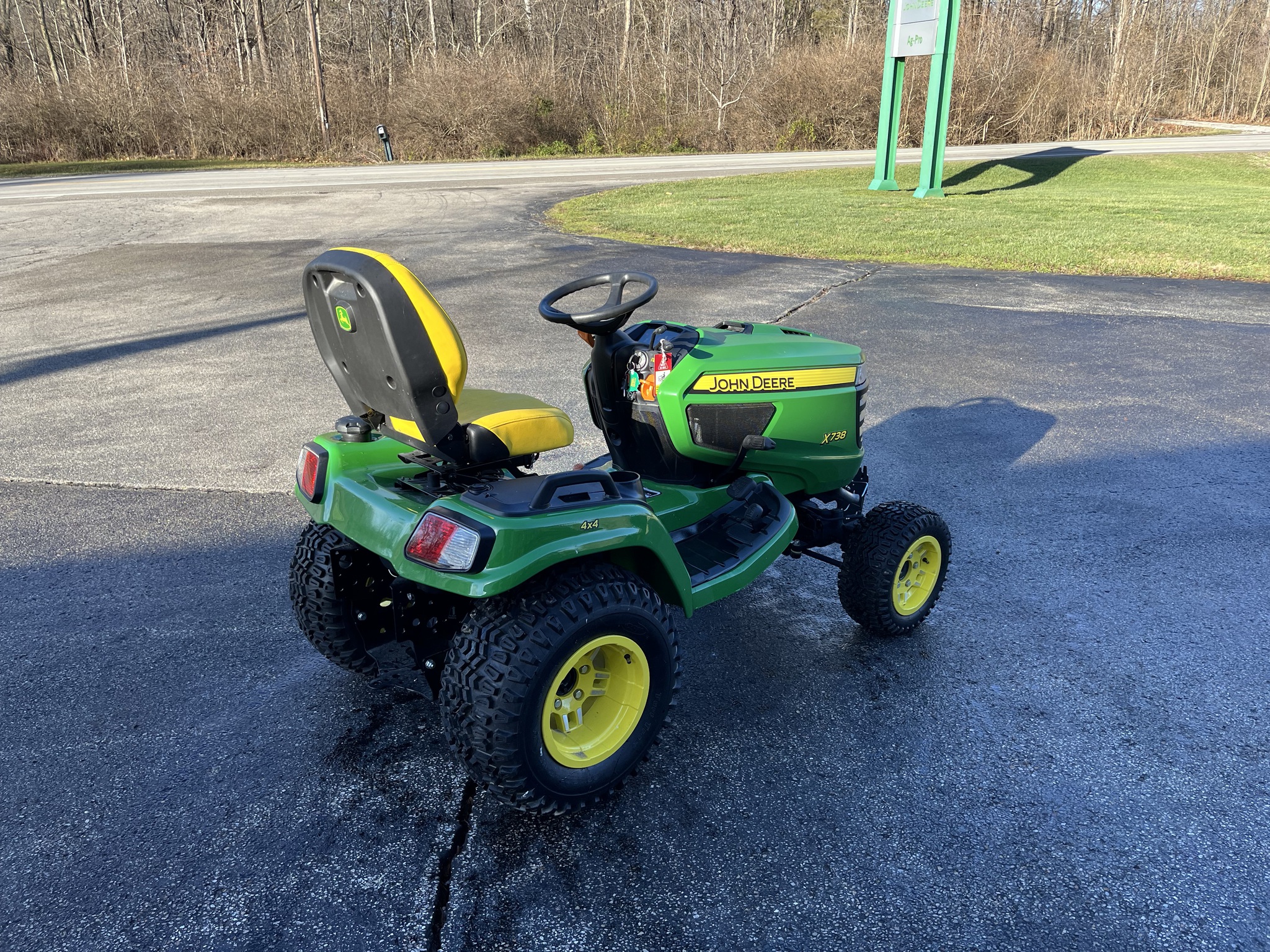 2024 John Deere X738 Image 5