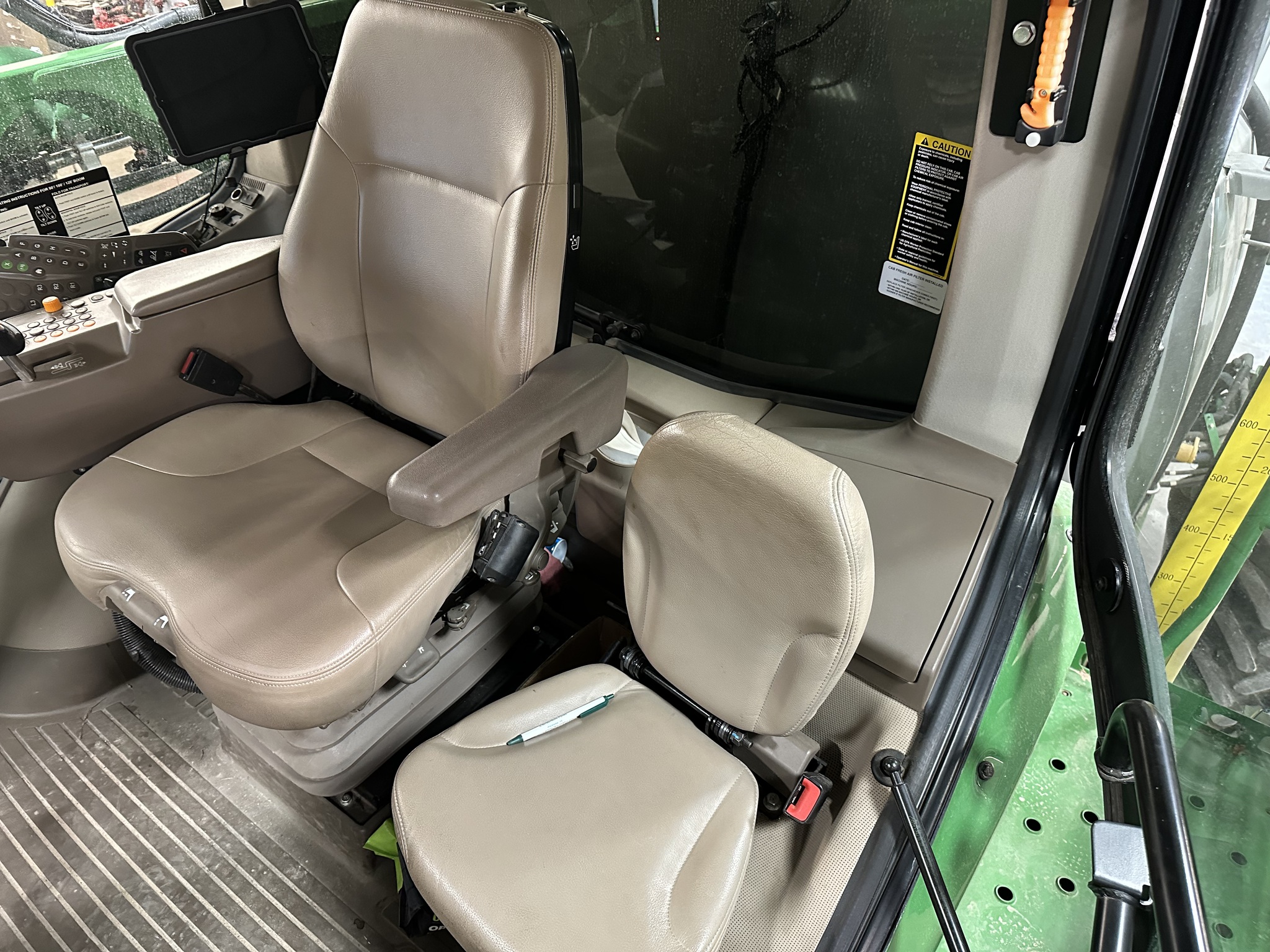 2016 John Deere R4038 Image 9