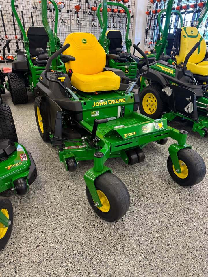 2025 John Deere Z720E Image 2