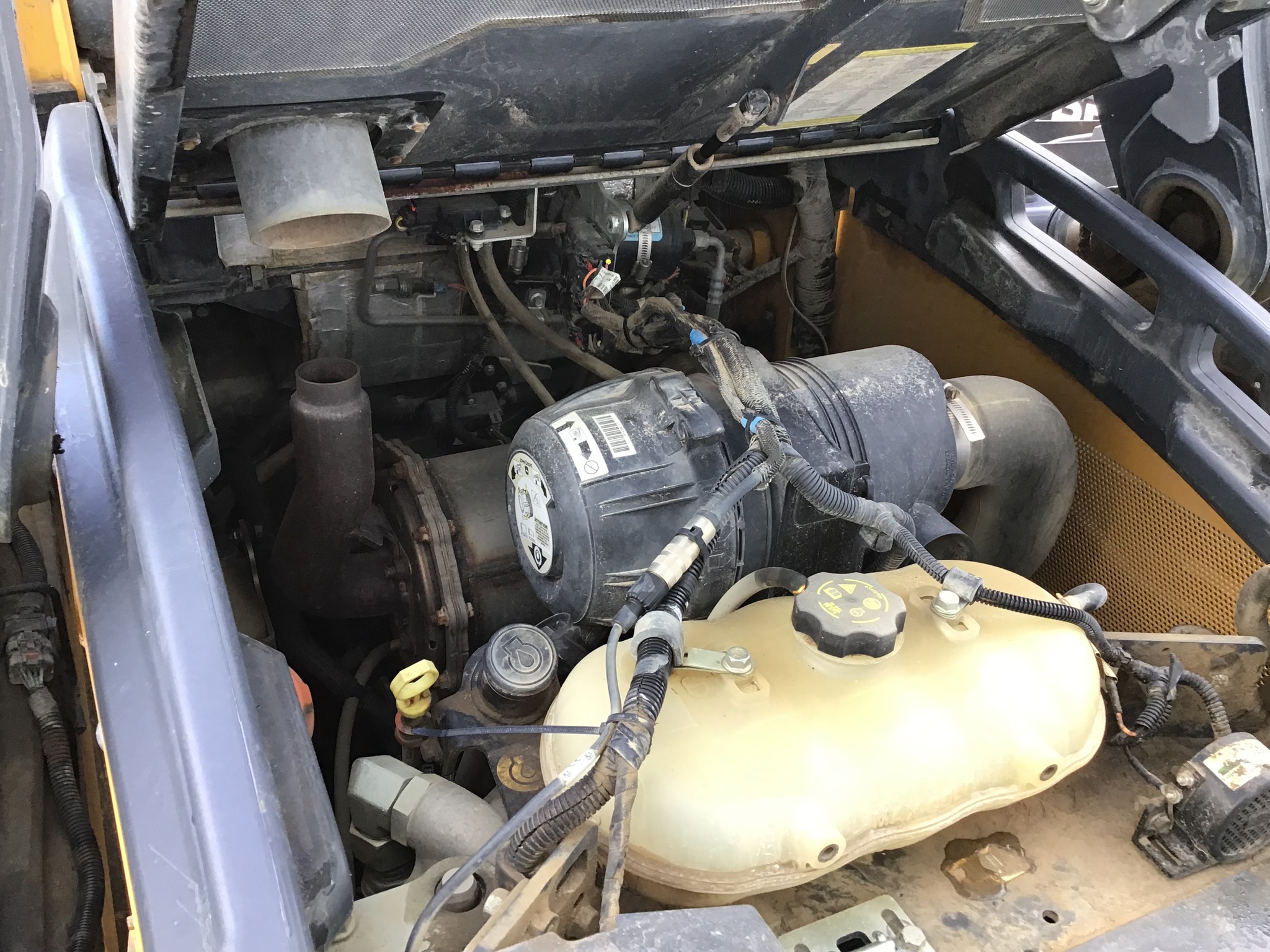 2020 John Deere 325G Image 6