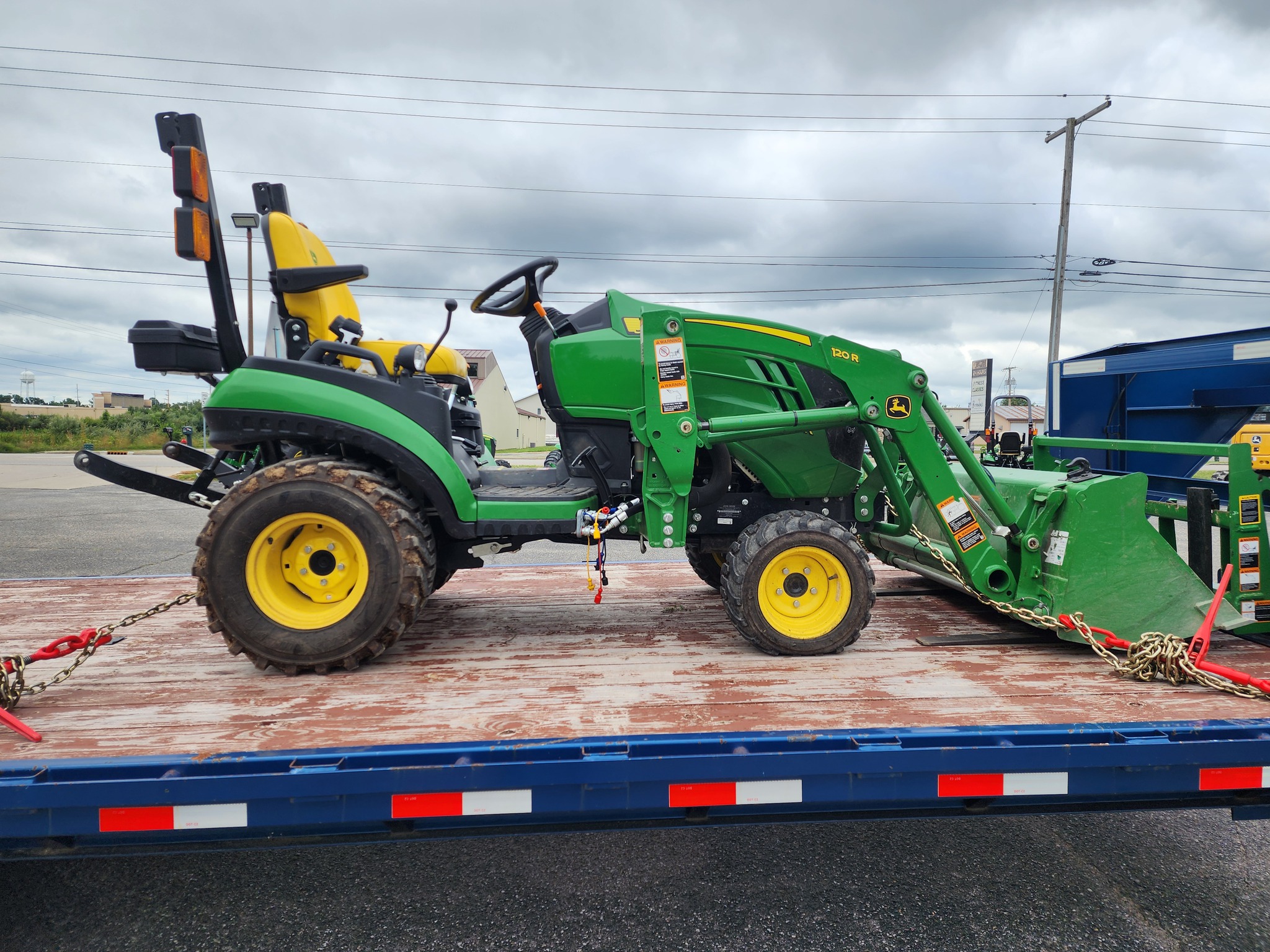 2022 John Deere 1025R Image 6