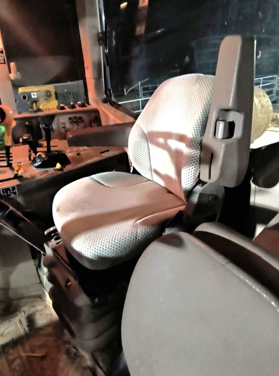 2013 John Deere 6140M Image 10