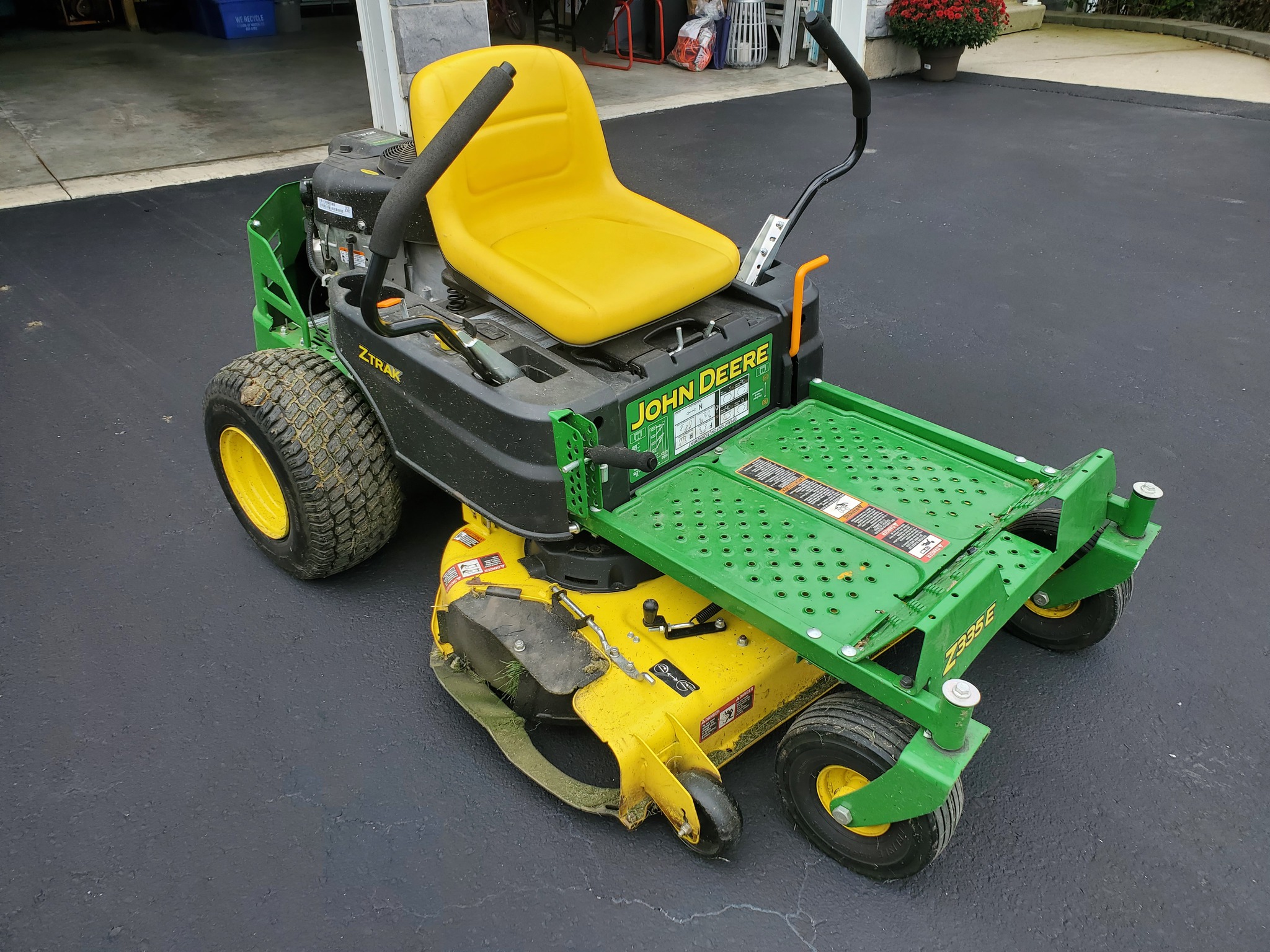 2016 John Deere Z335E Image 1