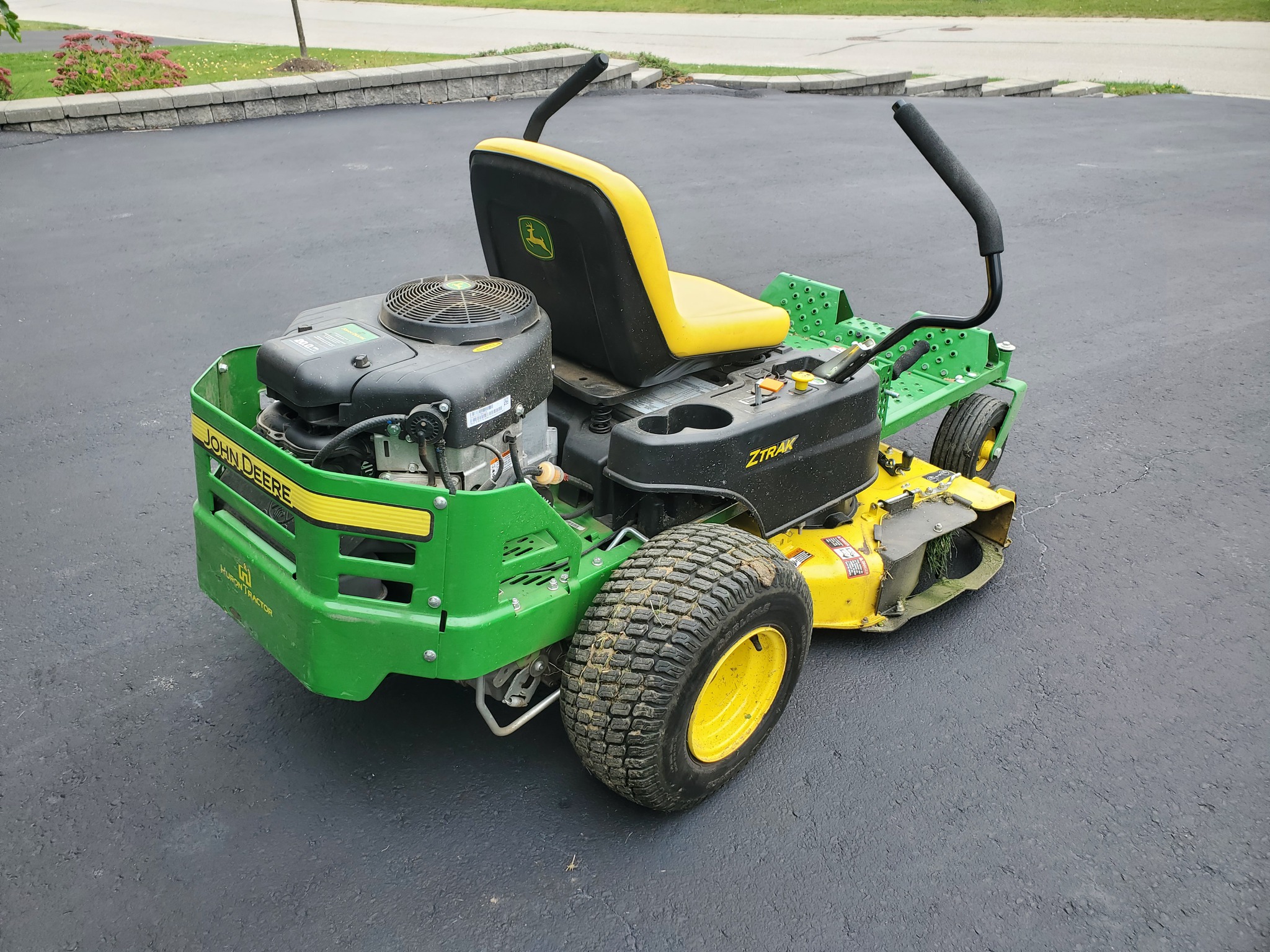 2016 John Deere Z335E Image 4