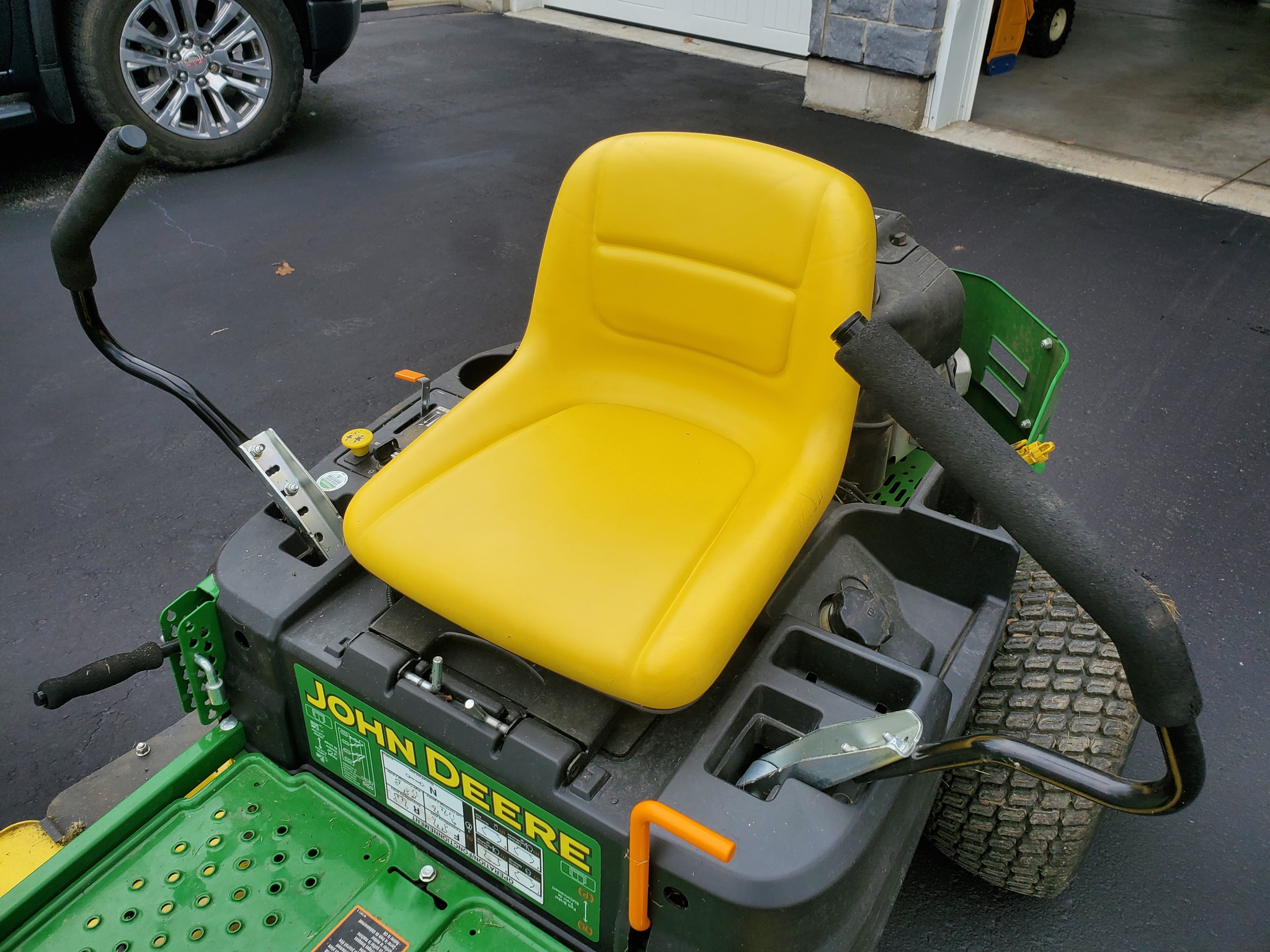 2016 John Deere Z335E Image 5