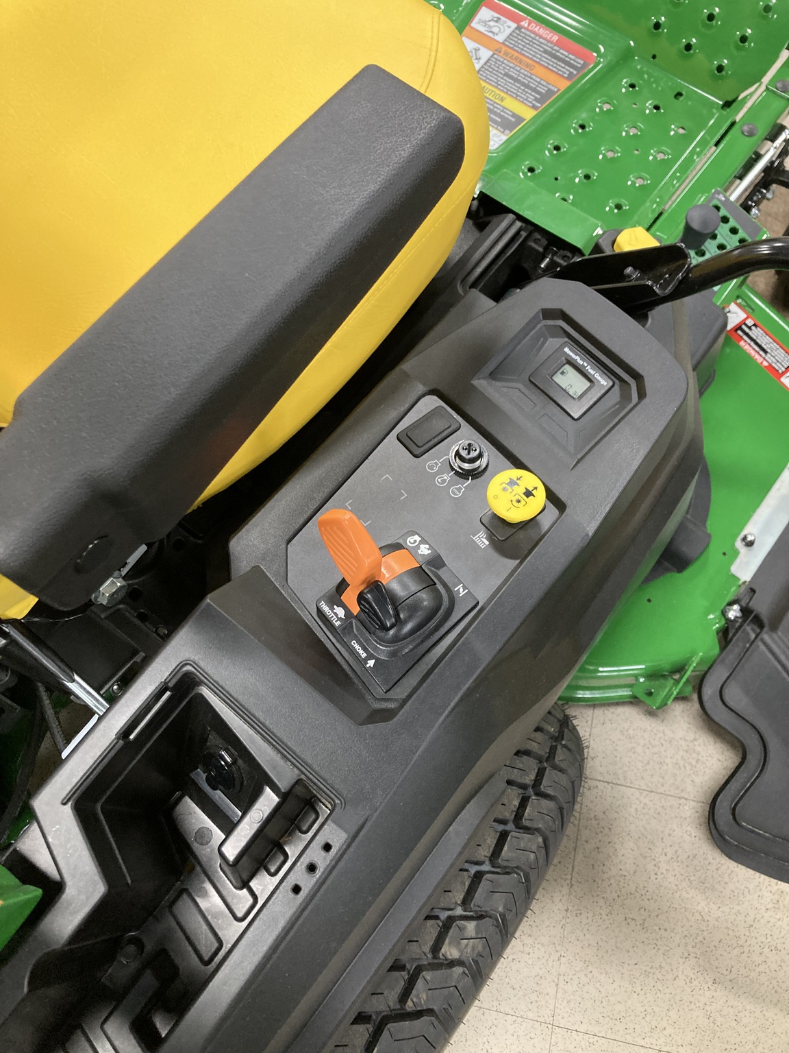 2025 John Deere Z320R Image 3