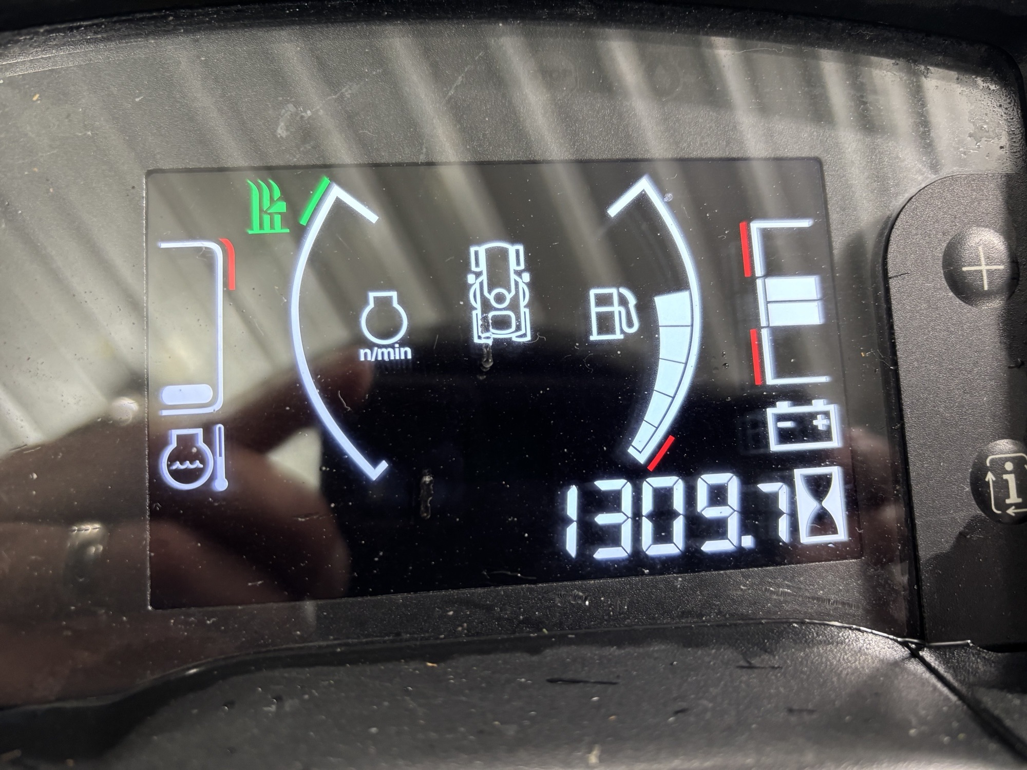 2017 John Deere X750 Image 7