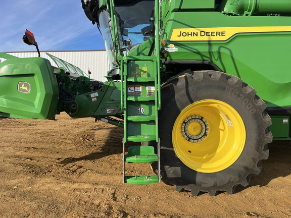 Used 2025 John Deere X9 1100 Combines at Horizon Ag & Turf in High Prairie, AB - Photo3