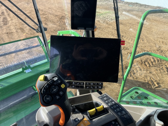 Used 2025 John Deere X9 1100 Combines at Horizon Ag & Turf in High Prairie, AB - Photo27