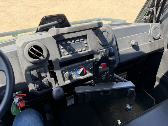 2025 John Deere XUV 845M - Photo23